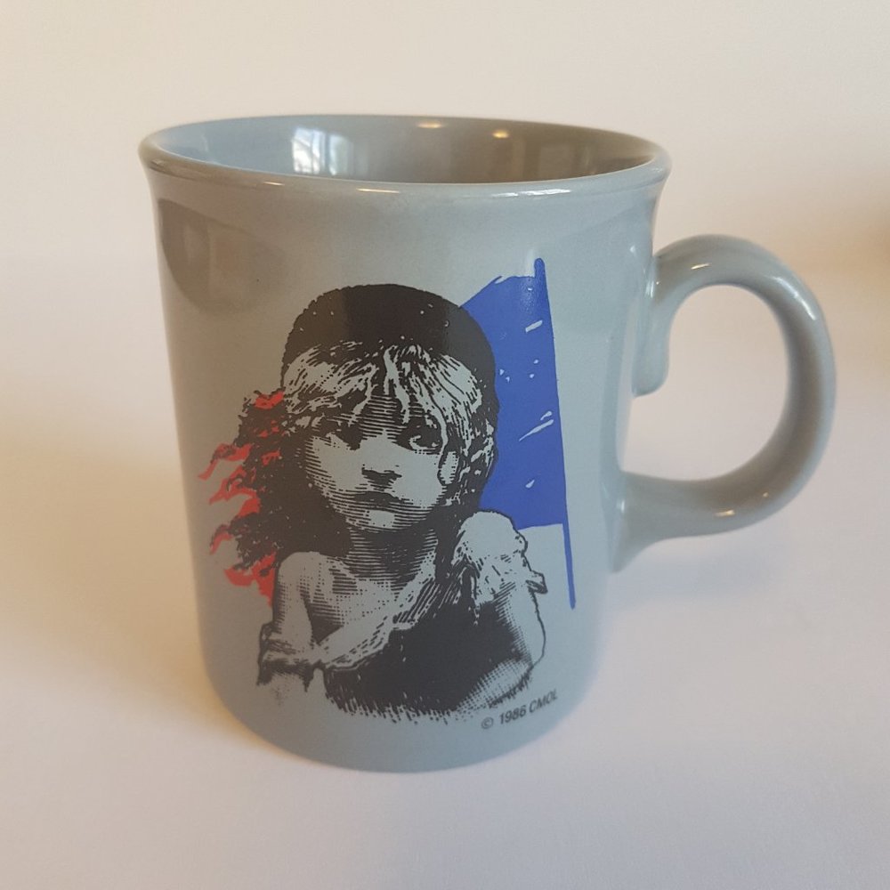 Vintage 1986 Les Miserables Mug Teacup Musical Les Mis Les Miz Souvenir Mug Grey - Picture 4 of 11